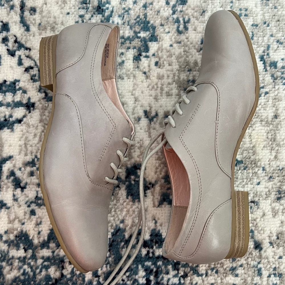 White Mountain Light Grey Leather Oxfords Size 6